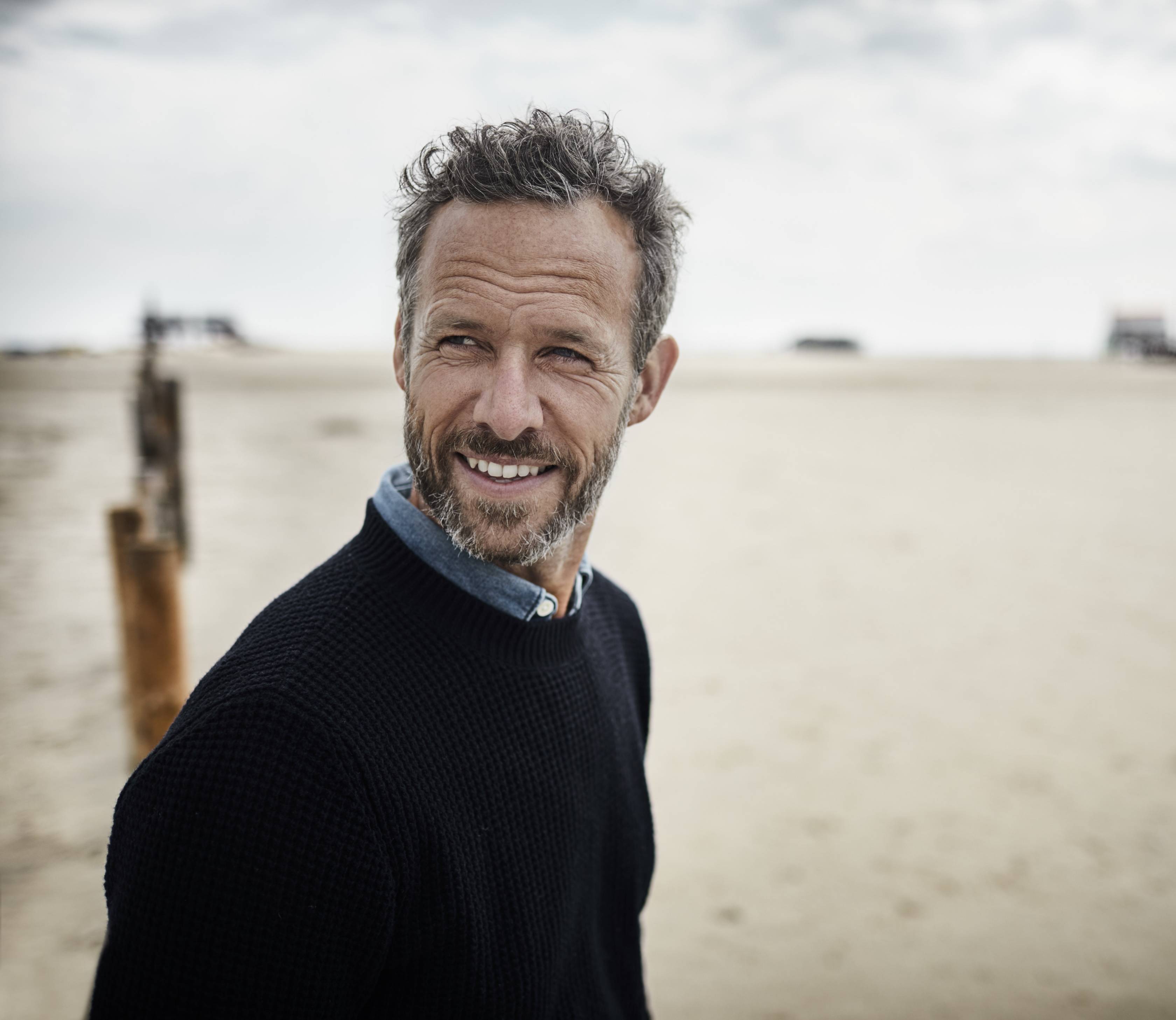 homme souriant avec son assurance auto pas cher