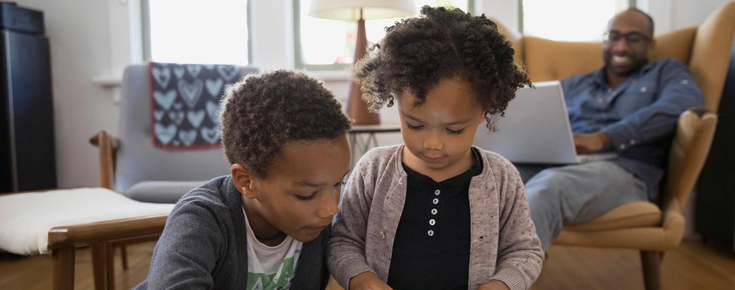 Enfants partageant un moment ensemble sur une tablette numérique
